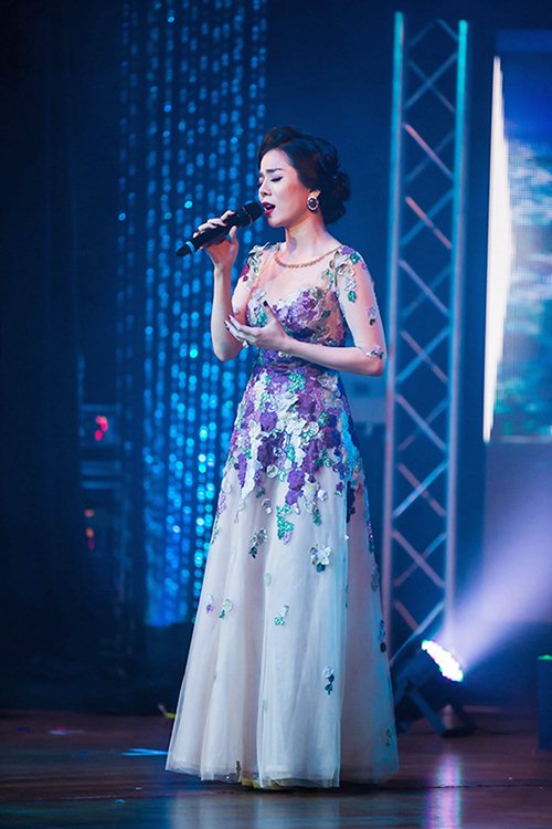 Lệ Quyên thay 6 váy trong một đêm diễn - 4